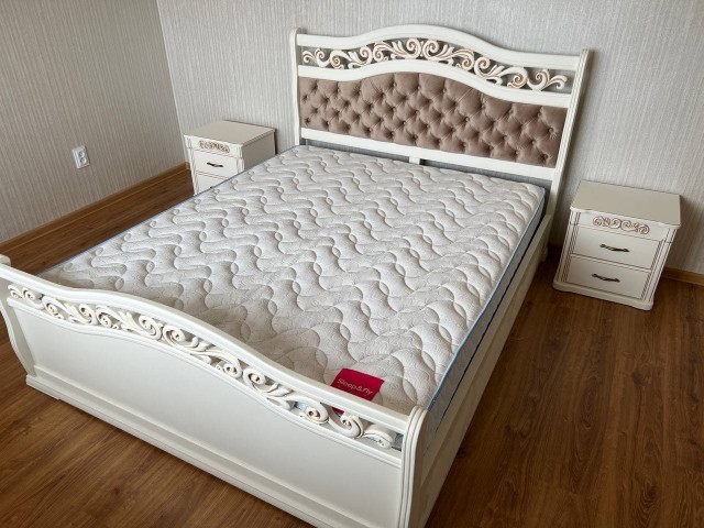 Дерев'яне ліжко «Emma / Емма» з різьбленими візерунками на узголів’ї Ronel